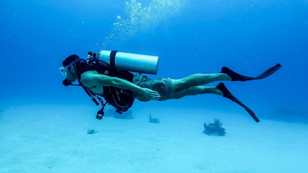 /images/isola-di-lampedusa/mare-lampedusa/Diving-e-Snorkeling-a-Lampedusa-1198x675.jpg
