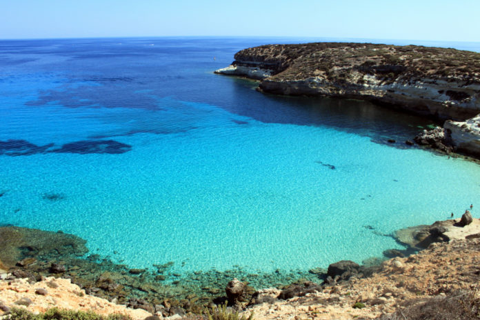 /images/isola-di-lampedusa/mare-lampedusa/Lampedusa-696x464.jpg