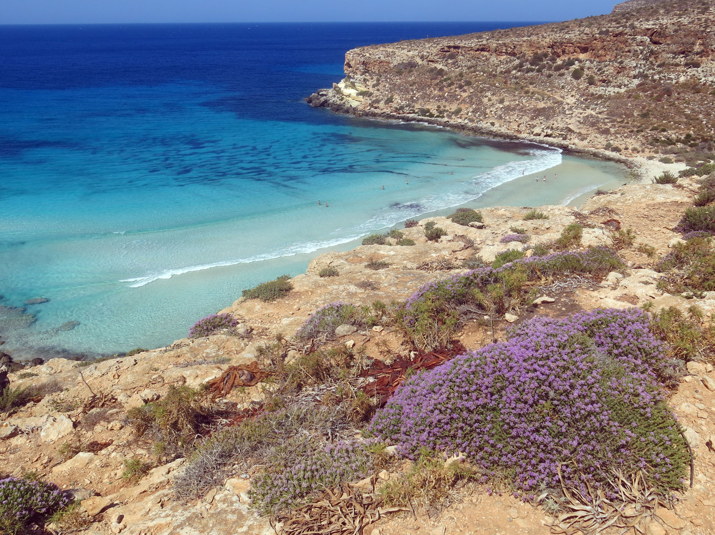 /images/isola-di-lampedusa/mare-lampedusa/Lampedusa-Una-caletta.jpg
